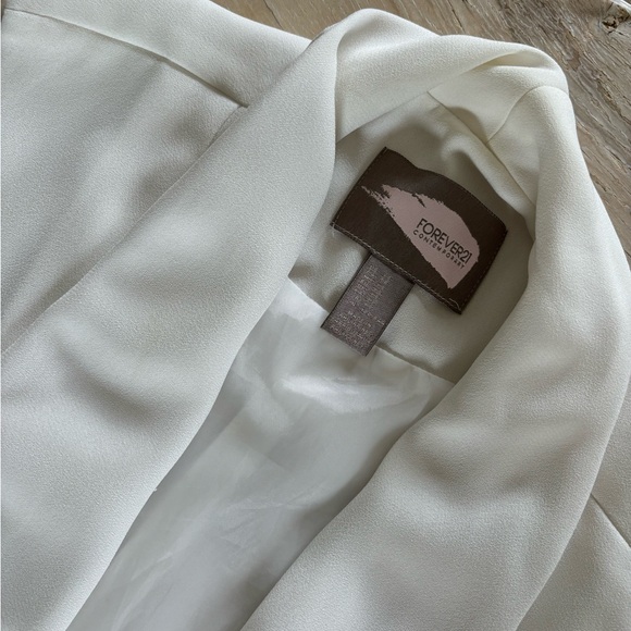 Sleeveless White Collared Vest - Picture 2 of 4
